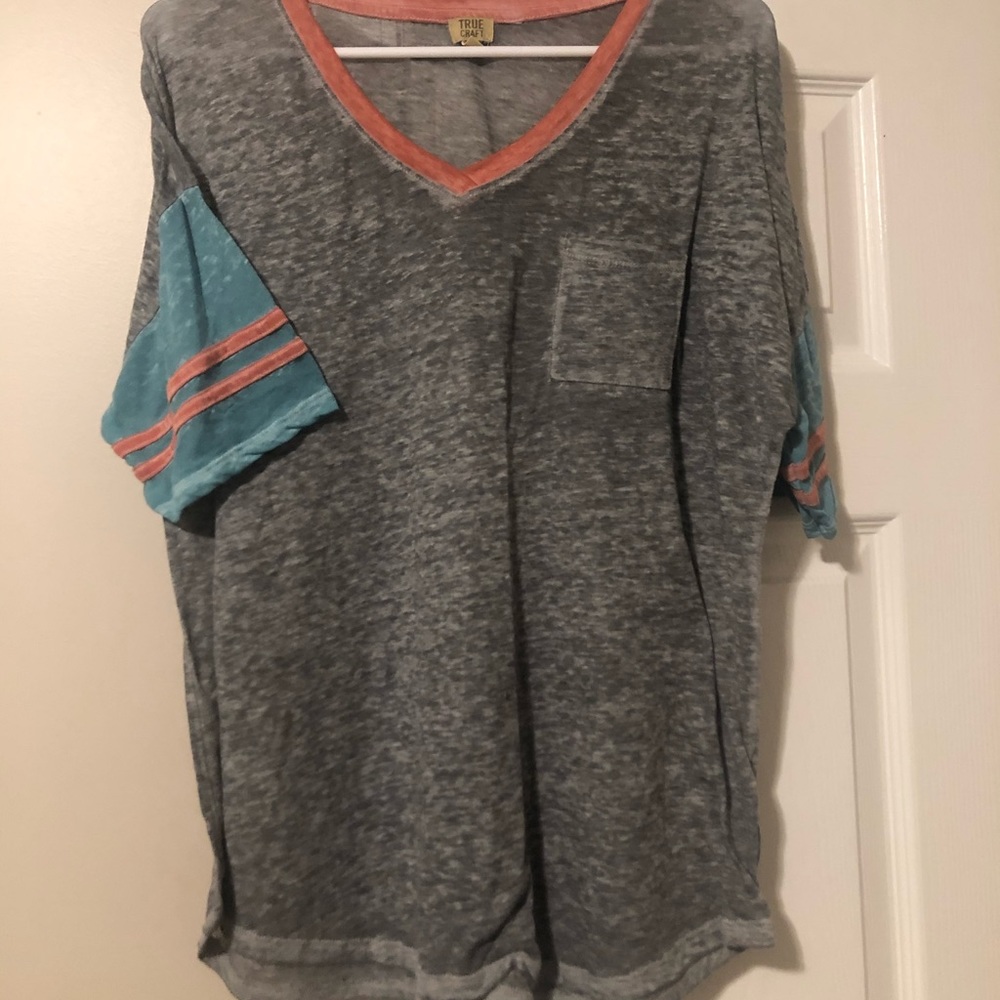 Lightweight women t shirt with front pocket